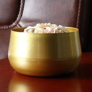 Elegante maceta dorada pulida, accesorio decorativo hecho a mano de metal para casas modernas, interiores de lujo o patios al aire libre - Product Image 6