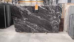 Pierre naturelle polie de conception moderne résistante aux rayures élégante de granit de forêt noire pour des projets commerciaux de villas de bureaux de maisons - Product Image 3