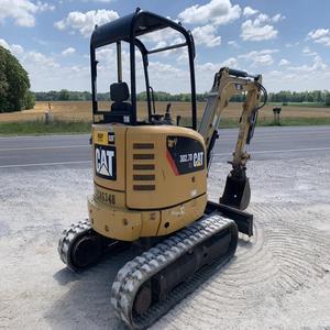 Miniexcavadoras CAT compactas 302 CR diseñadas para paisajismo de construcción a pequeña escala y trabajos de utilidad con fácil operación - Product Image 4