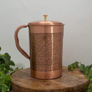 Pichet en cuivre pour l'eau potable avec des sculptures traditionnelles et un attrait vintage parfait pour les cuisines de bien-être et les ensembles de salle à manger - Product Image 2