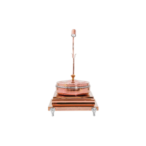 Réchaud rond au design classique en or rose/cuivre avec base carrée sur pied et couvercle enroulable en acier inoxydable. - Product Image 2