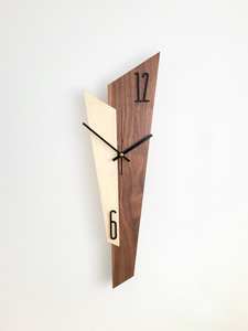 Reloj de Pared de Madera Asimétrico Hecho a Mano, Decoración Minimalista Moderna de Mediados de Siglo, Mueble de Salón de Dos Tonos en Nogal - Product Image 1