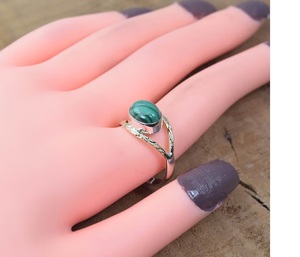 Élégante bague de créateur en malachite verte 925 en argent sterling avec pierres précieuses en laiton pour femme - Product Image 4