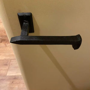 Porte-papier toilette compact en fer pour une organisation de salle de bain peu encombrante, offrant un accès facile et un aspect soigné - Product Image 1