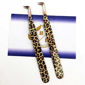 แหนบขนตาสีโรสโกลด์90องศาดีไซน์สแตนเลสเป็นมิตรกับสิ่งแวดล้อมล่าสุดพร้อมด้ามจับที่แข็งแรงแยกยาวบางโลโก้ตามสั่ง - Product Image 1