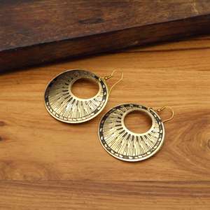 Boucles d'oreilles pendantes classiques en laiton noir et or, vente en gros |   Boucles d'oreilles en filigrane de laiton antique en gros |   Bijoux de fête bohèmes indiens unisexes - Product Image 1