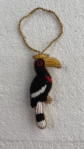 Hecho a medida, nuestros colgantes de tucán bordados con cuentas, decoración vibrante hecha a mano, perfecta para iluminar cualquier espacio y para reventa. - Product Image 5