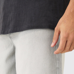 Shorts holgados para hombre, color gris claro, estilo jorts de mezclilla, corte relajado, cintura media, largo hasta la rodilla, diseño clásico de 5 bolsillos, mezcla de algodón. - Product Image 6