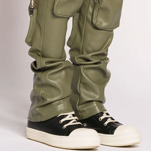 กางเกงคาร์โก้ผู้ชายสีเขียวมะกอกเคลือบ PU เอวกลาง ทรงหลวม สไตล์ชุดทำงาน กระเป๋าแบบแปะ ปิดด้วยเชือกผูก - Product Image 5