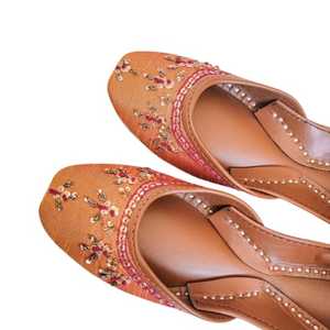 Mujeres tradicional de cuero Khussa al por mayor de interior plano ligero Zapatos de vestir por AA IMPEX - Product Image 1