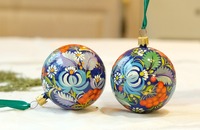 Elegantes Adornos Navideños de Madera Pintada y Repujada, de Alta Calidad, Ecológicos, con Acabado Brillante, Modernos y Personalizables