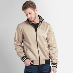 แจ็กเก็ตบอมเบอร์ผ้าซาตินสีเบจของผู้ชายเสื้อแจ็กเก็ตแนวแฟชั่นลำลองมีแถบสีขาวดำ - Product Image 6