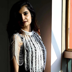 ชุดเดรสแนวเบอร์เลสก์เดรสทรงตรงประดับด้วยลูกปัดและประดับด้วยมุกปักลายเทศกาลอันงดงาม - Product Image 1