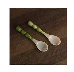 Ensemble de 2 cuillères à poignée en résine moderne Vaisselle de table folklorique Ensemble de couverts à salade Cuillère à tête en résine marron faite à la main - Product Image 6