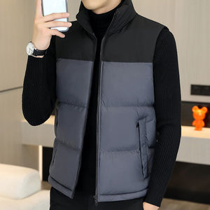 Gilet matelassé d'hiver sans manches pour homme avec rembourrage en coton, col montant fin, logo frontal, imperméable, style urbain, éco-responsable - Product Image 2