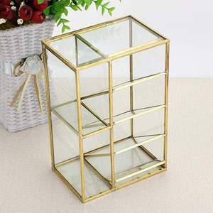 Boîte à bijoux moderne en métal et en verre avec des lignes nettes, des panneaux transparents, un look contemporain élégant - Product Image 1