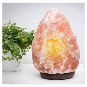 Lámpara de sal natural pura del Himalaya, cristal de roca tallado a mano único para una vida y decoración saludables - Product Image 1