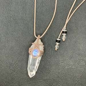 Collier statement en macramé en laiton naturel et onyx noir, tendance bohème unisexe, pour cadeau d'anniversaire, HARI OM CREATIONS - Product Image 1