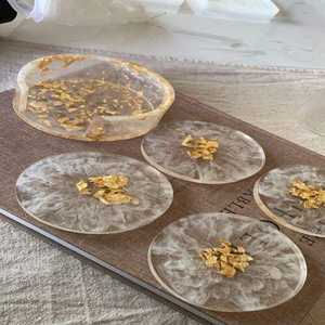 Ensemble de sous-verres en résine unique avec accents de feuilles métalliques, tapis époxy faits à la main, parfaits pour la décoration de table moderne et les cadeaux - Product Image 6