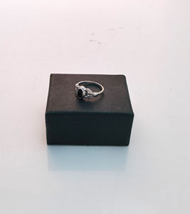 Elegante anillo de bodas de plata de ley 925 para mujer, hecho a mano, piedra preciosa de ónix negro facetado, acabado de alto pulido, bisel de estilo étnico - Product Image 2