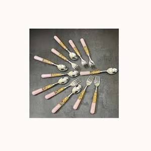 Vernis miroir argenté en acier inoxydable avec poignée en résine rose et or Couverts Vaisselle de table - Product Image 1