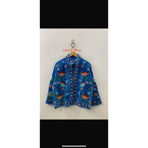 Chaqueta de terciopelo ecológica azul real con bordado floral vintage, cuello mandarín, manga larga y costura abierta para invierno - Product Image 3