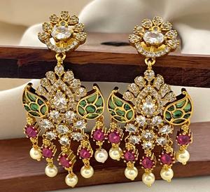 Pendientes Clásicos de Alta Calidad Chapados en Oro con Piedras de Aspecto Tradicional para Bodas y Festivales, Colecciones para Mujeres y Niñas - Product Image 1