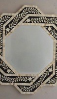 Miroir mural artisanal moderne en os incrusté, écologique et léger, avec cadre élégant en couronne florale pour salons stylés