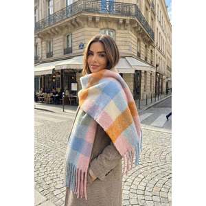 Bufanda de invierno elegante y cálida con borlas y estampado cuadrado rosa de Luminos Butik Sal1292 - Product Image 2