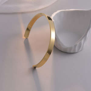 थोक अनुकूलित उत्कीर्ण अक्षर नाम पुरुषों के ट्रेंडी स्टेनलेस स्टील सोने की प्लेटेड क्यूफ फैशन गहने कंगन और चूड़ियां - Product Image 2