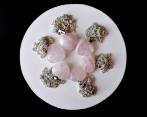 Colgante de cuarzo rosa en forma de corazón, de moda y gran venta, cristal curativo natural para joyería, meditación y moda. - Product Image 5