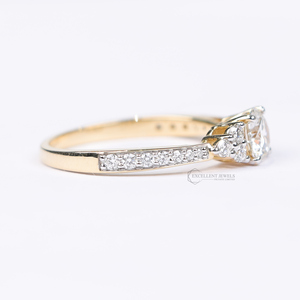 Anillo de Oro Amarillo de 18K con Solitario Redondo de 0.98 Quilates y Diamantes Laterales en Racimo, para Regalo de Boda, Compromiso o Fiesta - Product Image 3