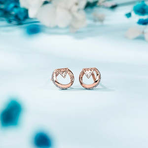Boucles d'oreilles créoles Orbella Shine Gold pour femmes - Clous géométriques en perles, diamants et saphirs pour fêtes et mariages - Product Image 1