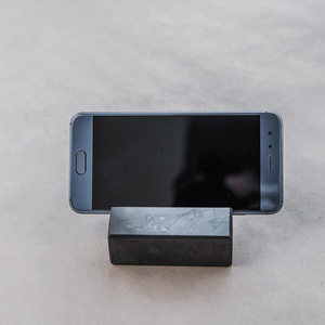 Soporte para teléfono de shungita para protección contra EMF 3.94*3.15*1.10 pulgadas (100*80*28 mm) - Product Image 2