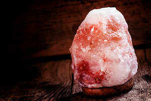 Lámpara de sal rosa del Himalaya tallada en flores | Artesanía paquistaní hecha a mano con base de madera para una decoración elegante del hogar - Product Image 3