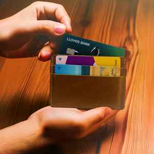 Cartera de tarjeta de crédito de cuero genuino con logotipo personalizado multifuncional, tarjetero de identificación de bolsillo delgado para mujeres y hombres - Product Image 1