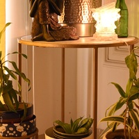 Petite table d'appoint ronde moderne en métal avec dessus en marbre de haute qualité, parfaite pour la décoration du salon, de la chambre ou du bureau.