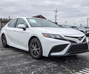 โตโยต้า แคมรี่ SE FWD ปี 2024 สีขาวสะอาด รถมือสอง พร้อมระบบสตาร์ทระยะไกล เบาะหนัง ภายในสีอ่อน เกียร์อัตโนมัติ ล้อแม็กซ์ ระบบนำทาง - Product Image 1