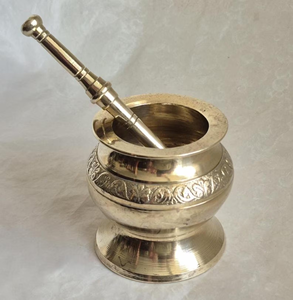 Ensemble mortier et pilon en laiton hautement poli avec bande florale décorative. Outil durable, disponible au prix de gros. - Product Image 1