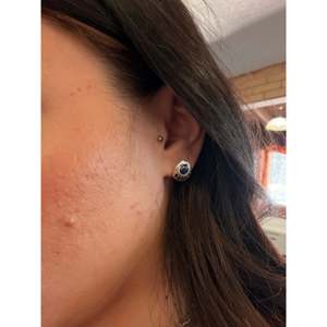 Boucles d'oreilles clous tendance Navajo vintage religieuses, faites à la main en argent sterling avec zircon serti clos, légères, cadeau pour femme - Product Image 2