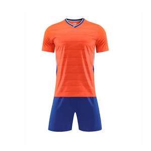 Ensemble de maillots et shorts de football en gros, personnalisable, respirant, en polyester, pour vêtements de sport pour hommes - Product Image 6