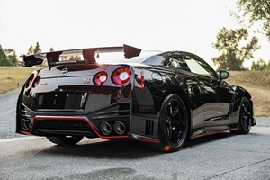 Nissan GT-R NISMO 2018 certifié propre et en bon état - Product Image 2