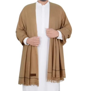 Châle ultra long pour homme en brun camel doux avec un design minimaliste épuré avec une texture lisse et une coupe traditionnelle parfaite - Product Image 3