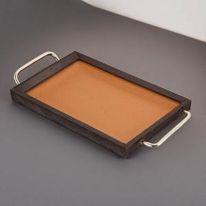 Bandeja de cuero decorativa con asas sólidas y superficie lisa, ideal para un servicio práctico y una presentación de lujo - Product Image 5