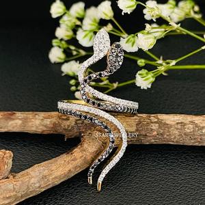 Anillo de Lujo de Oro Sólido de 14K con Dos Serpientes Antiguas y Diamantes de Moissanita para Mujer, Aniversario - Product Image 4