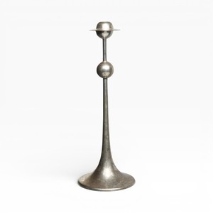 Candelabro Artístico de Metal Plateado con Detalle Esférico para una Decoración del Hogar Única - Product Image 1