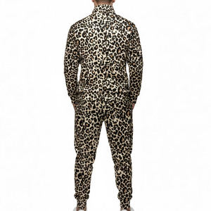 Ensemble de survêtement pour homme en gros, imprimé léopard guépard |   Fabricant de vêtements OEM avec logo personnalisé |   Fournisseur de survêtements en coton mélangé - Product Image 3