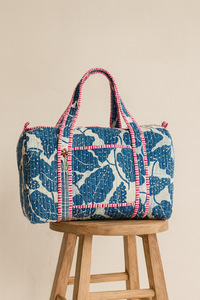 Sac de voyage en coton léger de luxe imprimé à la main, motif de feuilles bleues, matelassé, avec des rayures pop-up, pour un usage quotidien au travail - Product Image 2