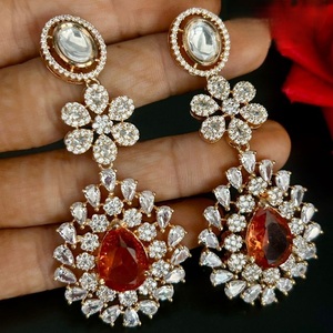 Pendientes elegantes de la mejor calidad en tono dorado de circón, ropa moderna AD Stones Look para fiesta, boda, función, colección de ropa para mujer - Product Image 1