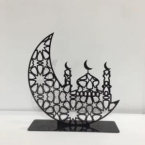 Des motifs islamiques complexes, magnifiques symboles métalliques, représentent la foi, la paix et la dévotion pour le mois béni du Ramadan. - Product Image 1